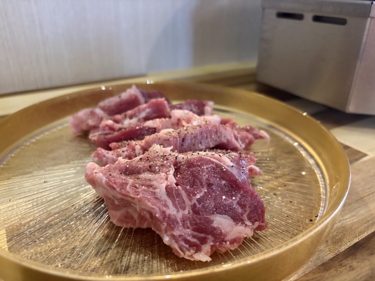金色の皿に盛った生ラム