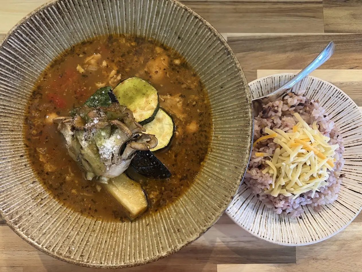 縞模様の器に盛ったスープカレー